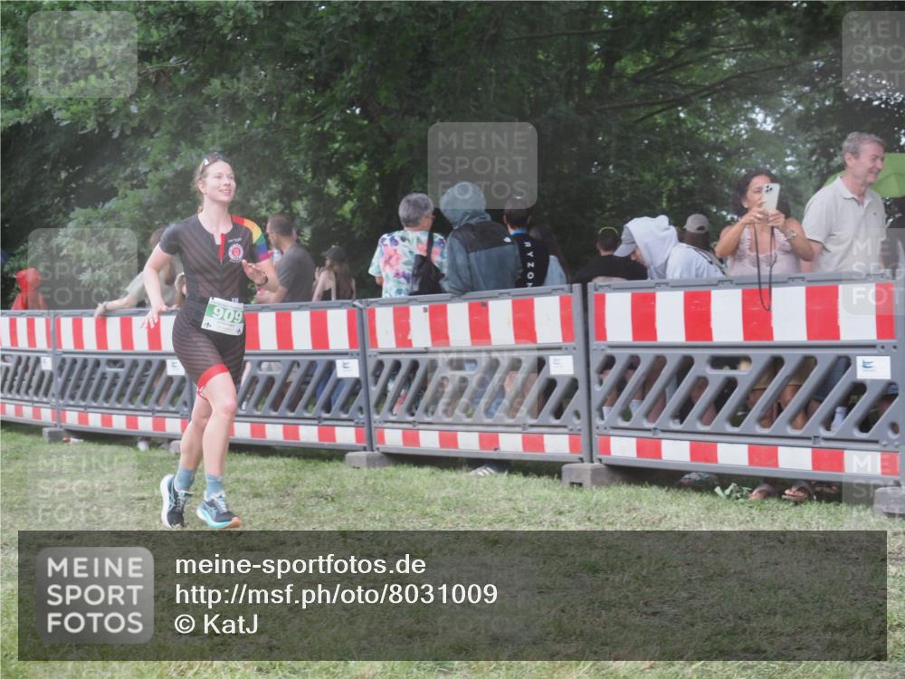 21.06.2025 - 27. Vierlanden-Triathlon KatJ http://msf.ph/oto/8031009 15.06.2025 13:39:30 Ziel 909 meine-sportfotos.de