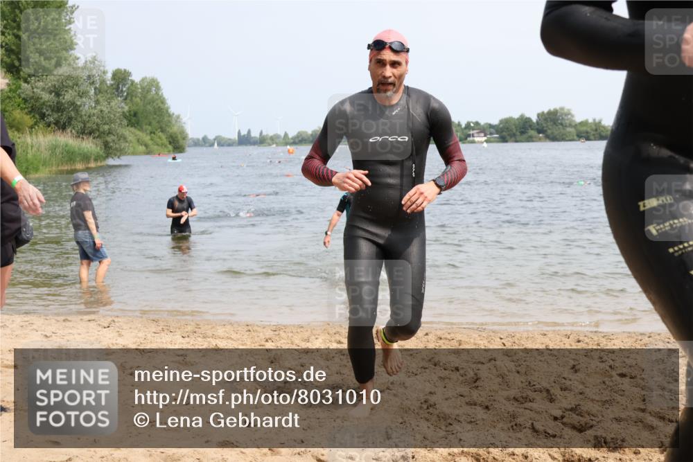 15.06.2025 - 27. Vierlanden-Triathlon Lena Gebhardt http://msf.ph/oto/8031010 15.06.2025 11:09:13 Schwimmen 776, 811, 816, 829, 846 meine-sportfotos.de