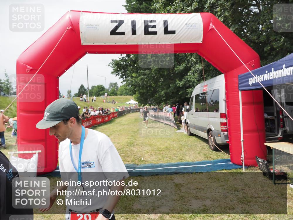 21.06.2025 - 27. Vierlanden-Triathlon MichiJ http://msf.ph/oto/8031012 15.06.2026 12:41:43 Ziel 20, 753 meine-sportfotos.de