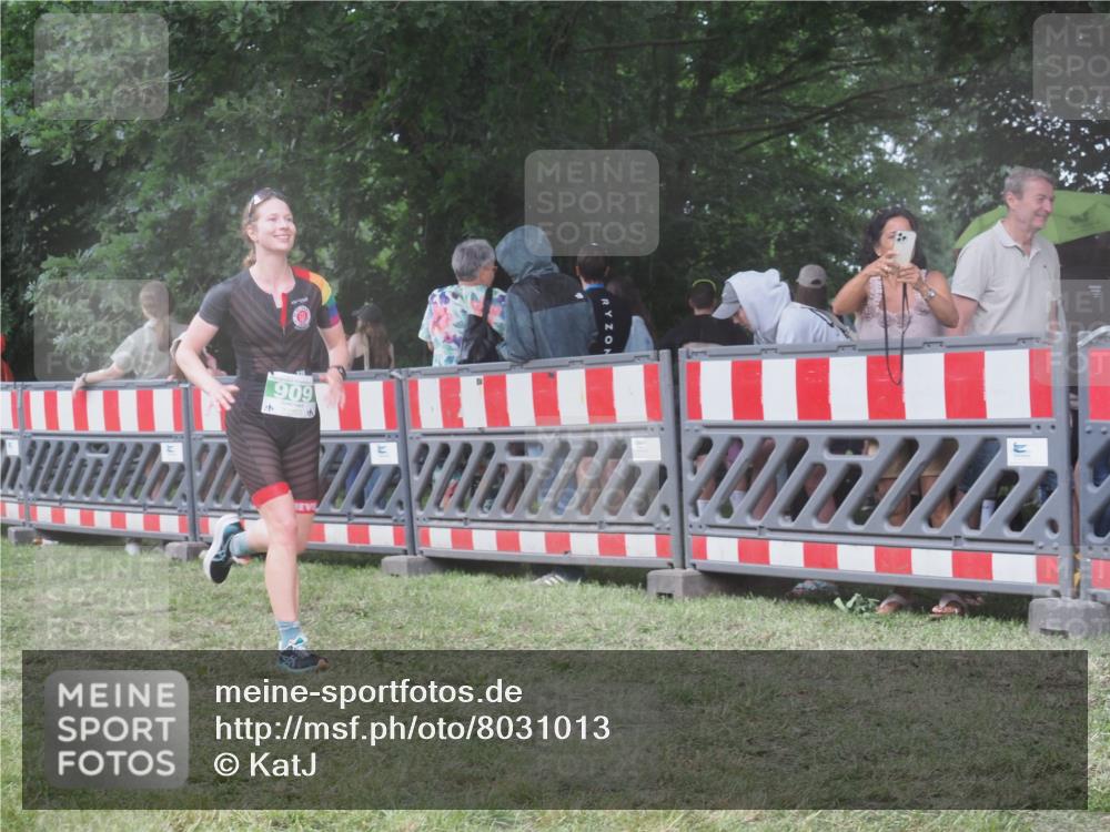 21.06.2025 - 27. Vierlanden-Triathlon KatJ http://msf.ph/oto/8031013 15.06.2025 13:39:30 Ziel 909 meine-sportfotos.de