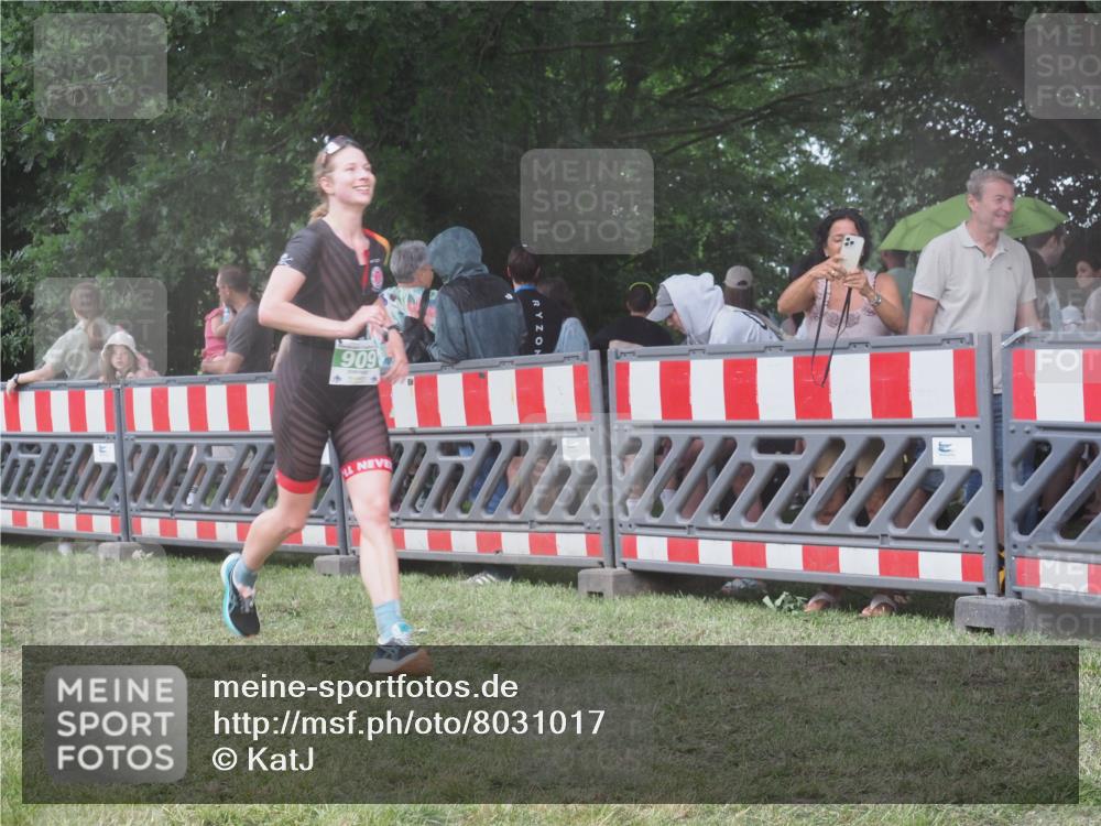 21.06.2025 - 27. Vierlanden-Triathlon KatJ http://msf.ph/oto/8031017 15.06.2025 13:39:31 Ziel 780, 909 meine-sportfotos.de