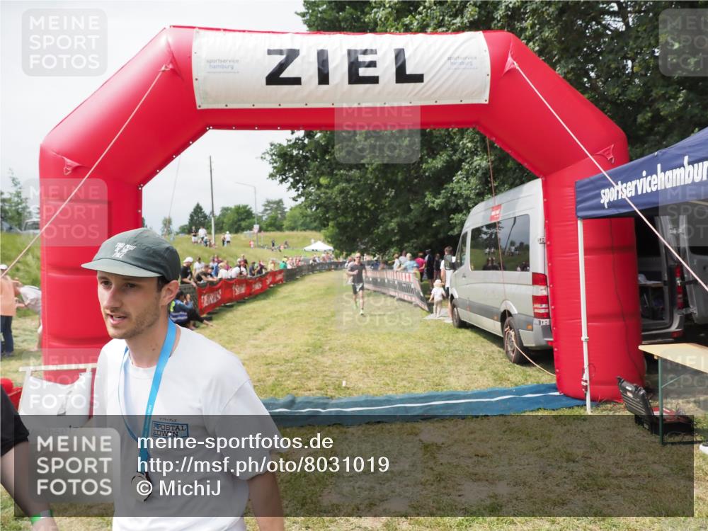 21.06.2025 - 27. Vierlanden-Triathlon MichiJ http://msf.ph/oto/8031019 15.06.2026 12:41:43 Ziel 20, 753 meine-sportfotos.de