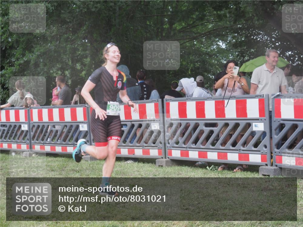 21.06.2025 - 27. Vierlanden-Triathlon KatJ http://msf.ph/oto/8031021 15.06.2025 13:39:31 Ziel 780, 909 meine-sportfotos.de