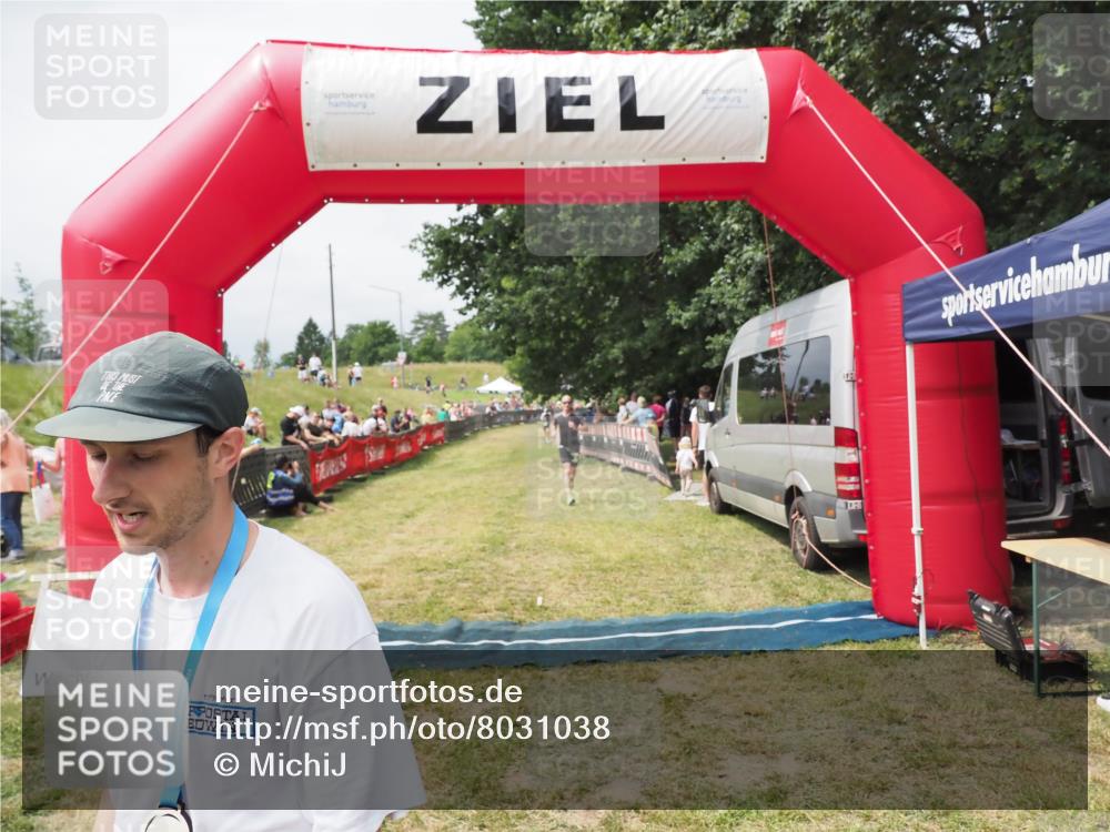 21.06.2025 - 27. Vierlanden-Triathlon MichiJ http://msf.ph/oto/8031038 15.06.2026 12:41:44 Ziel 20, 753 meine-sportfotos.de