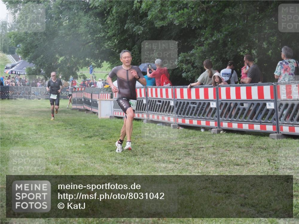 21.06.2025 - 27. Vierlanden-Triathlon KatJ http://msf.ph/oto/8031042 15.06.2025 13:39:40 Ziel 780, 834, 929 meine-sportfotos.de