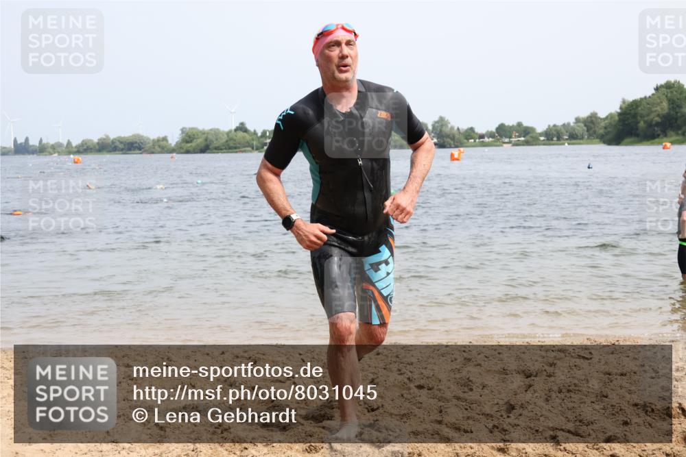 15.06.2025 - 27. Vierlanden-Triathlon Lena Gebhardt http://msf.ph/oto/8031045 15.06.2025 11:09:18 Schwimmen 776, 811, 829, 846 meine-sportfotos.de