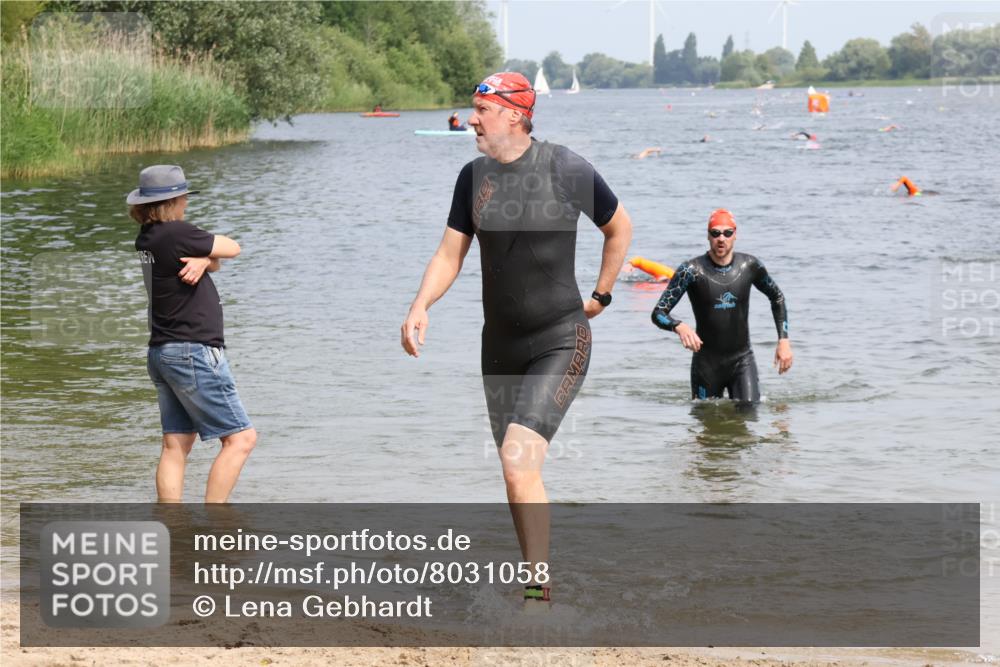 15.06.2025 - 27. Vierlanden-Triathlon Lena Gebhardt http://msf.ph/oto/8031058 15.06.2025 11:09:24 Schwimmen 829, 846, 856 meine-sportfotos.de