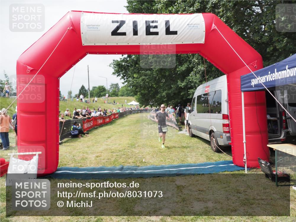 21.06.2025 - 27. Vierlanden-Triathlon MichiJ http://msf.ph/oto/8031073 15.06.2026 12:41:45 Ziel 20, 753 meine-sportfotos.de