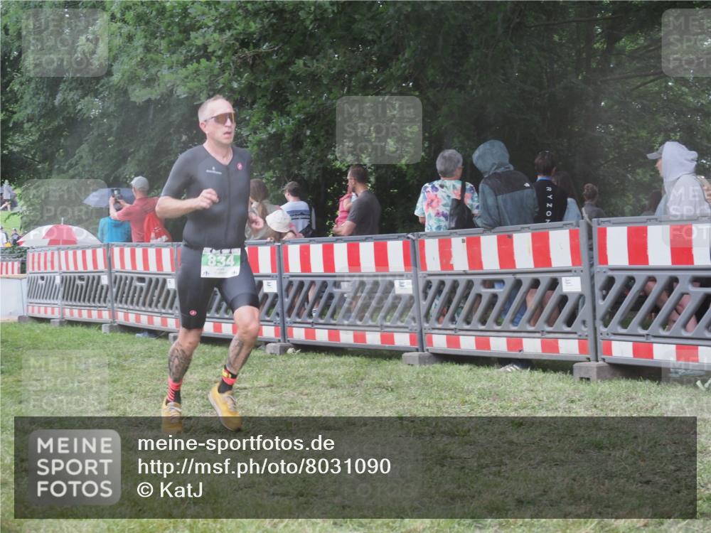 21.06.2025 - 27. Vierlanden-Triathlon KatJ http://msf.ph/oto/8031090 15.06.2025 13:39:44 Ziel 834, 929 meine-sportfotos.de