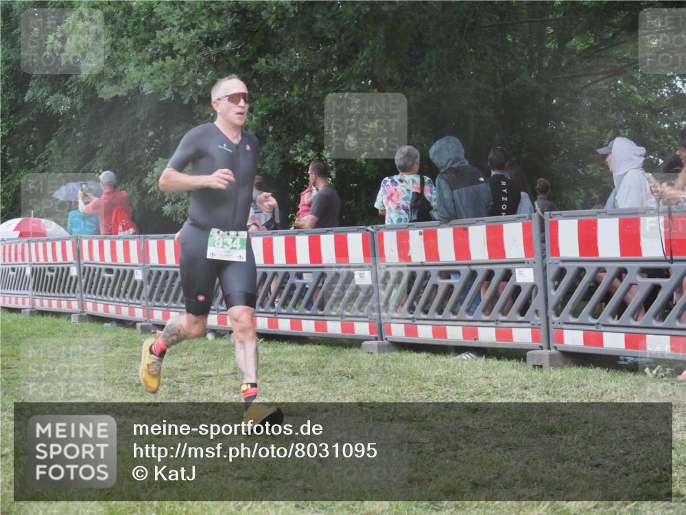 21.06.2025 - 27. Vierlanden-Triathlon KatJ http://msf.ph/oto/8031095 15.06.2025 13:39:44 Ziel 834, 929 meine-sportfotos.de