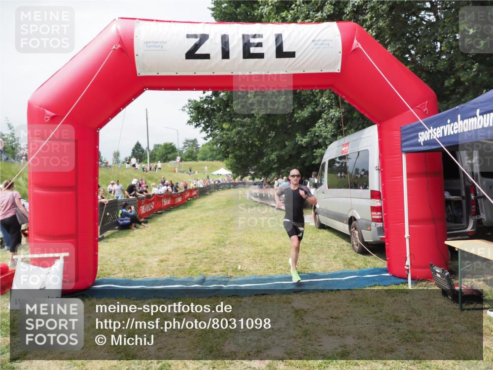 21.06.2025 - 27. Vierlanden-Triathlon MichiJ http://msf.ph/oto/8031098 15.06.2026 12:41:46 Ziel 753 meine-sportfotos.de