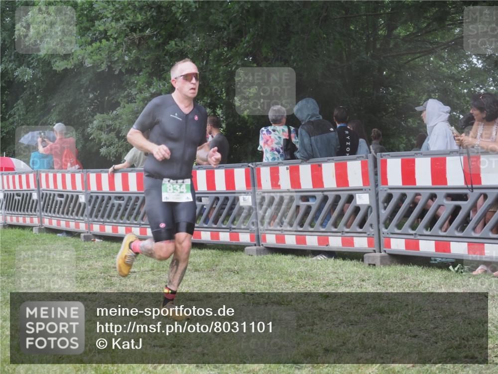 21.06.2025 - 27. Vierlanden-Triathlon KatJ http://msf.ph/oto/8031101 15.06.2025 13:39:44 Ziel 834, 929 meine-sportfotos.de