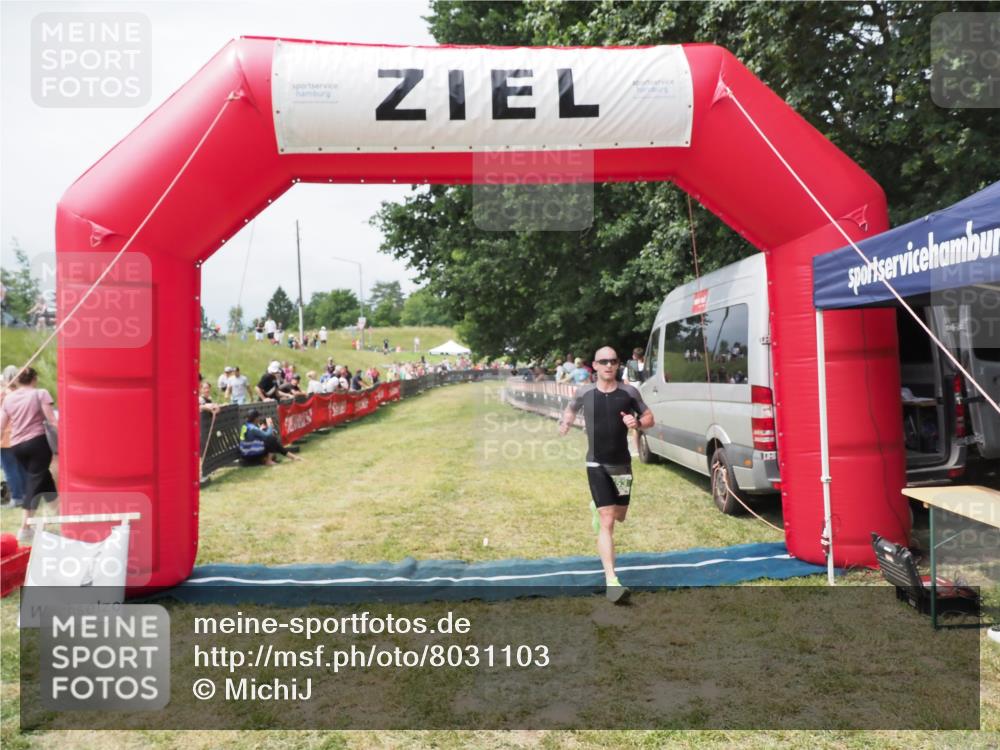 21.06.2025 - 27. Vierlanden-Triathlon MichiJ http://msf.ph/oto/8031103 15.06.2026 12:41:46 Ziel 753 meine-sportfotos.de