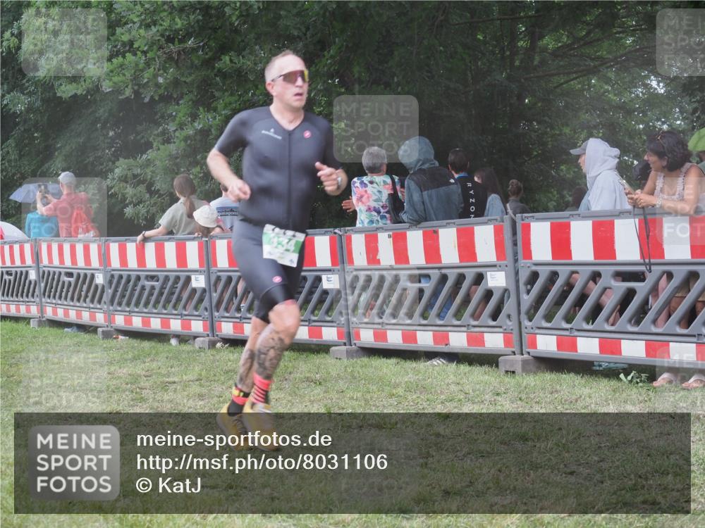 21.06.2025 - 27. Vierlanden-Triathlon KatJ http://msf.ph/oto/8031106 15.06.2025 13:39:44 Ziel 834, 929 meine-sportfotos.de