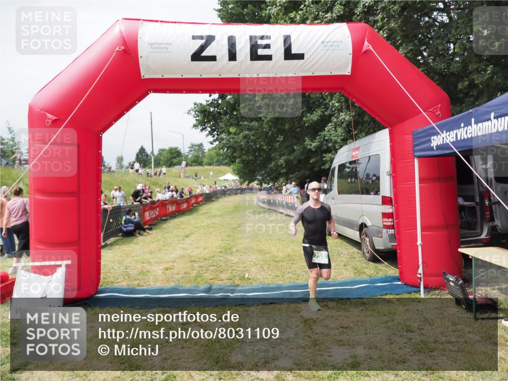 21.06.2025 - 27. Vierlanden-Triathlon MichiJ http://msf.ph/oto/8031109 15.06.2026 12:41:46 Ziel 753 meine-sportfotos.de