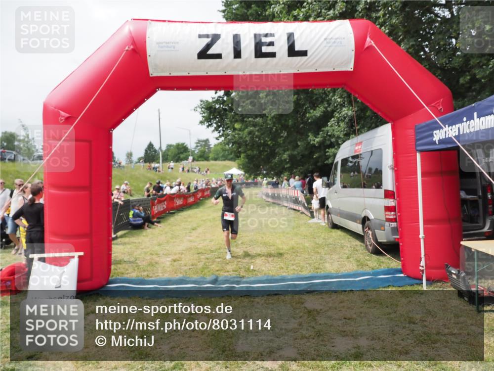 21.06.2025 - 27. Vierlanden-Triathlon MichiJ http://msf.ph/oto/8031114 15.06.2026 12:42:43 Ziel 36 meine-sportfotos.de