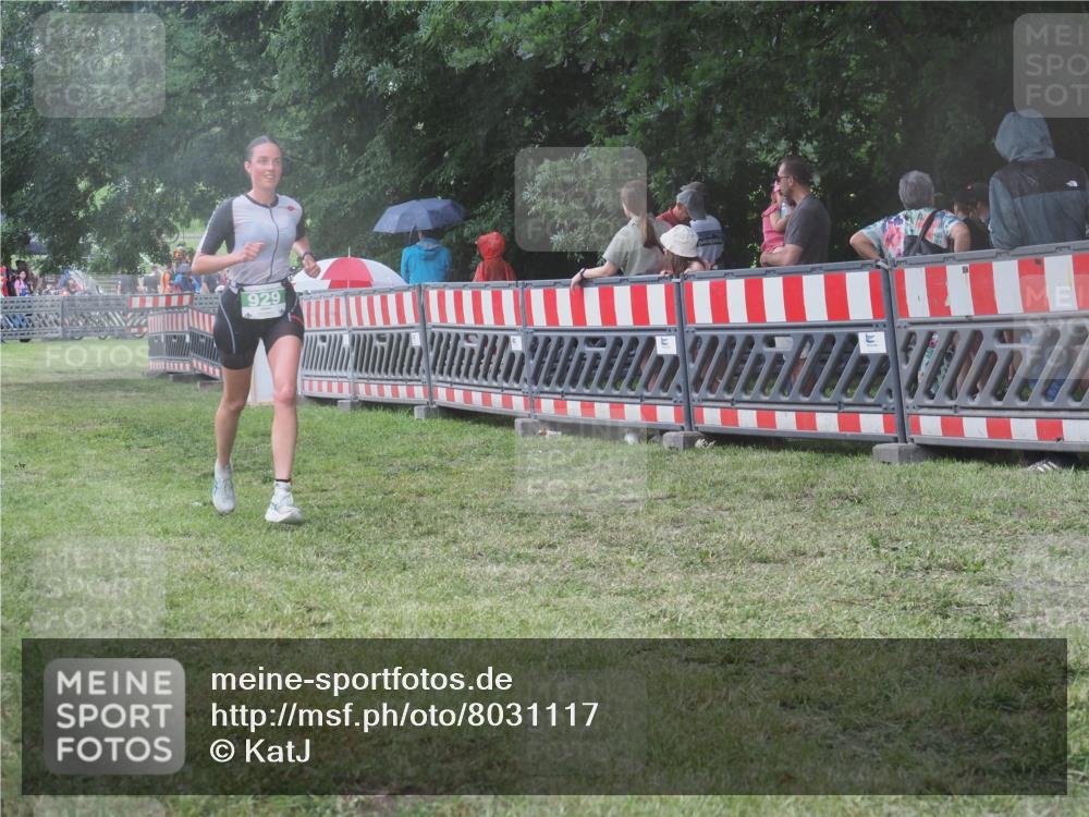 21.06.2025 - 27. Vierlanden-Triathlon KatJ http://msf.ph/oto/8031117 15.06.2025 13:39:48 Ziel 929 meine-sportfotos.de