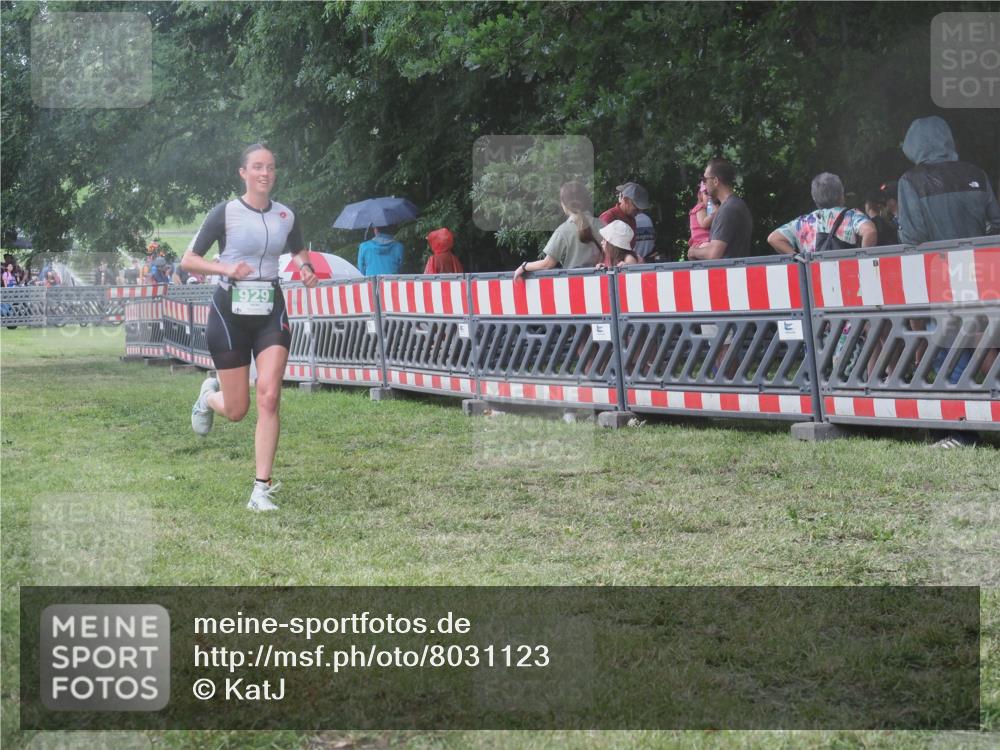 21.06.2025 - 27. Vierlanden-Triathlon KatJ http://msf.ph/oto/8031123 15.06.2025 13:39:49 Ziel 929 meine-sportfotos.de