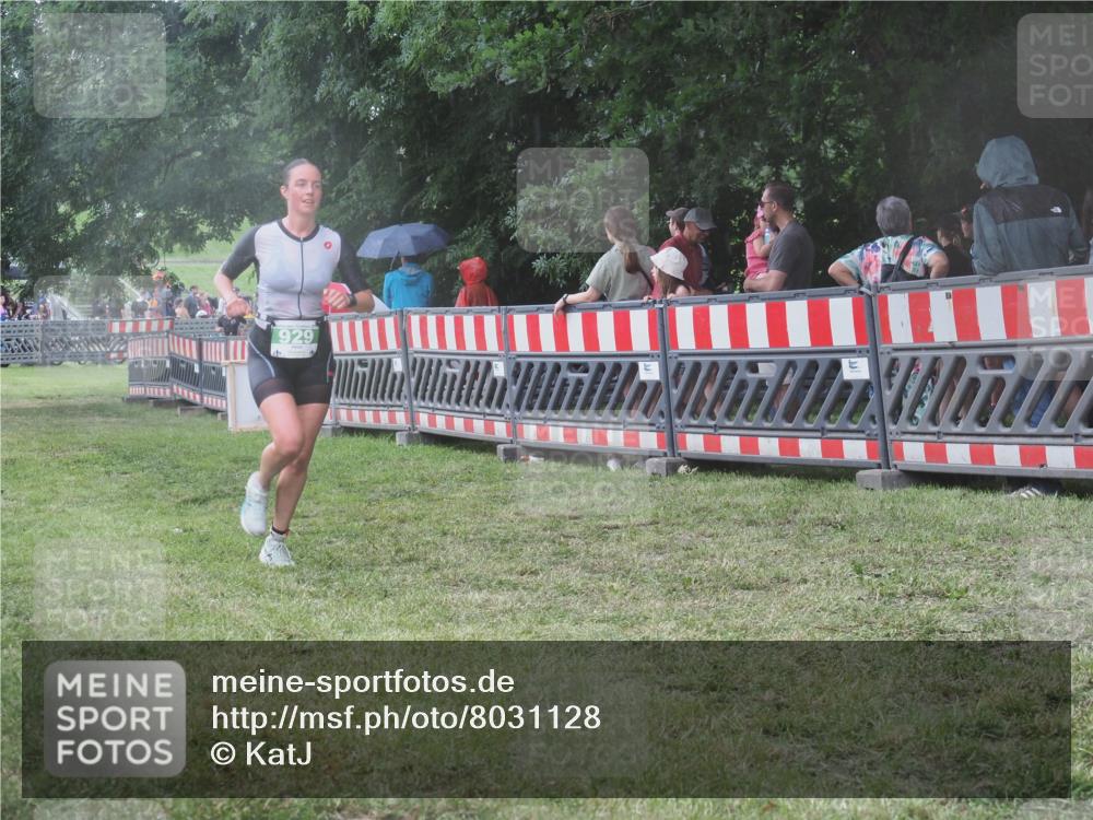 21.06.2025 - 27. Vierlanden-Triathlon KatJ http://msf.ph/oto/8031128 15.06.2025 13:39:49 Ziel 929 meine-sportfotos.de