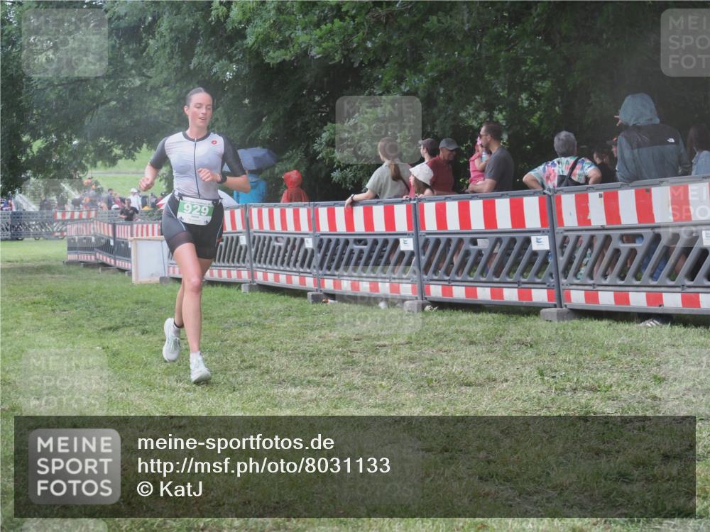 21.06.2025 - 27. Vierlanden-Triathlon KatJ http://msf.ph/oto/8031133 15.06.2025 13:39:49 Ziel 929 meine-sportfotos.de