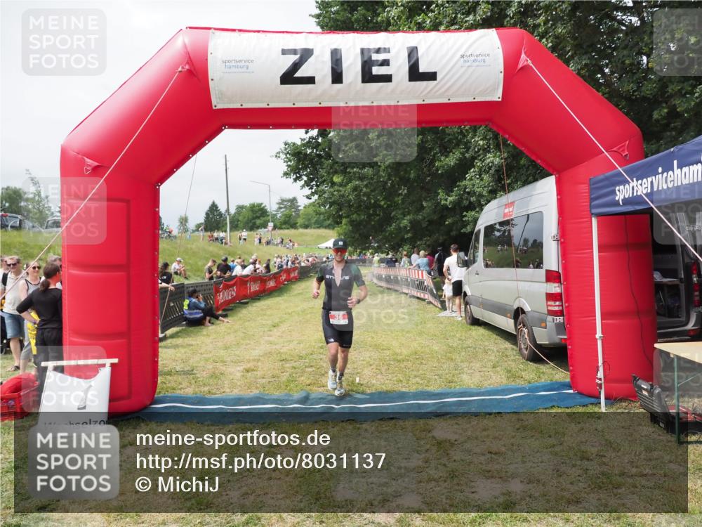 21.06.2025 - 27. Vierlanden-Triathlon MichiJ http://msf.ph/oto/8031137 15.06.2026 12:42:43 Ziel 36 meine-sportfotos.de