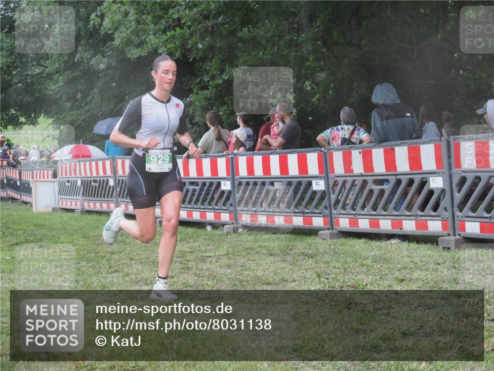 21.06.2025 - 27. Vierlanden-Triathlon KatJ http://msf.ph/oto/8031138 15.06.2025 13:39:49 Ziel 929 meine-sportfotos.de