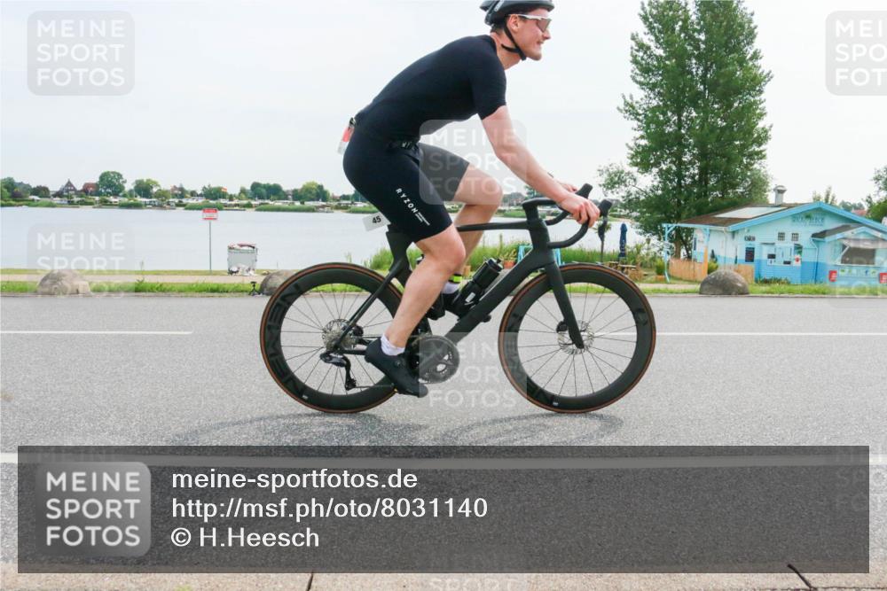 15.06.2025 - 27. Vierlanden-Triathlon H.Heesch http://msf.ph/oto/8031140 15.06.2025 10:35:08 Radfahren 45, 122, 128, 137, 316 meine-sportfotos.de