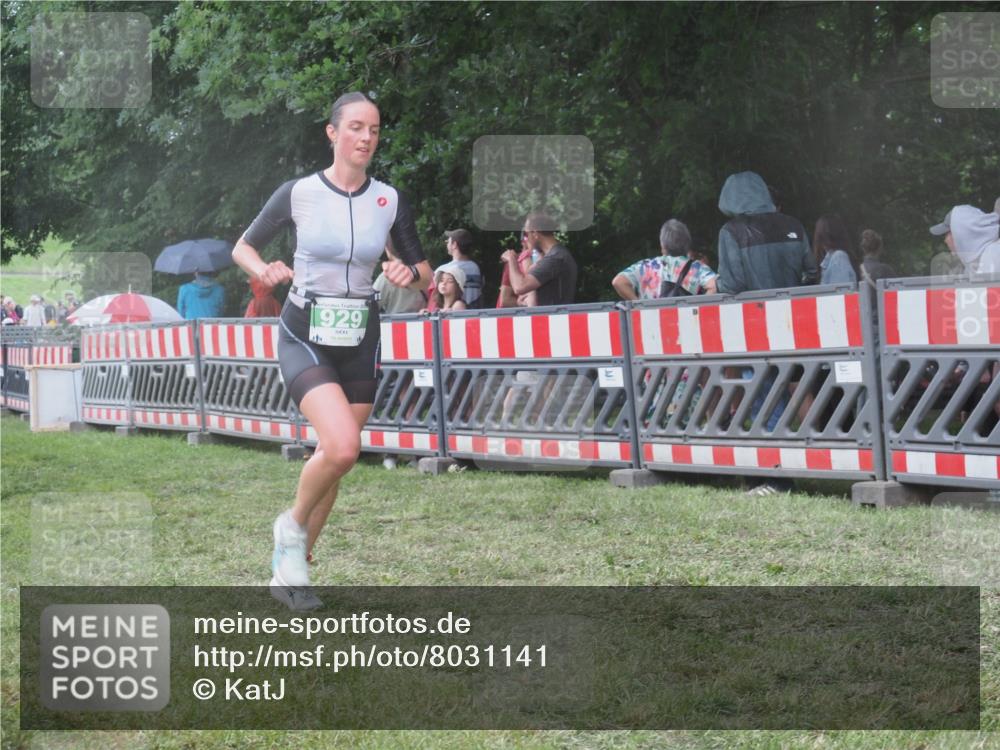 21.06.2025 - 27. Vierlanden-Triathlon KatJ http://msf.ph/oto/8031141 15.06.2025 13:39:49 Ziel 929 meine-sportfotos.de