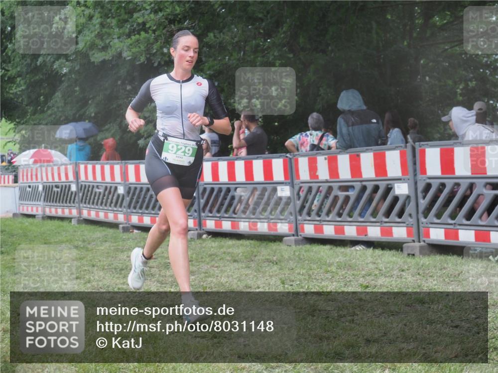 21.06.2025 - 27. Vierlanden-Triathlon KatJ http://msf.ph/oto/8031148 15.06.2025 13:39:50 Ziel 929 meine-sportfotos.de
