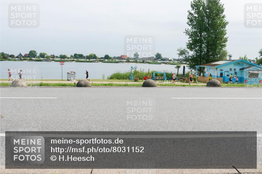 15.06.2025 - 27. Vierlanden-Triathlon H.Heesch http://msf.ph/oto/8031152 15.06.2025 11:32:31 Radfahren 677, 889 meine-sportfotos.de
