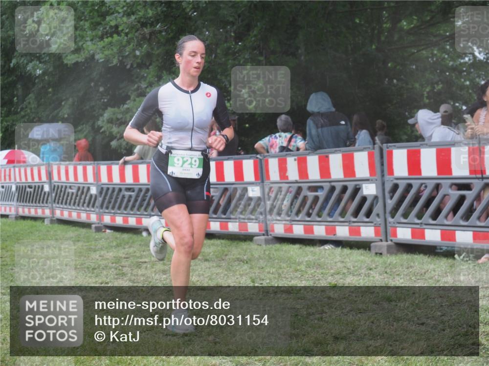 21.06.2025 - 27. Vierlanden-Triathlon KatJ http://msf.ph/oto/8031154 15.06.2025 13:39:50 Ziel 929 meine-sportfotos.de