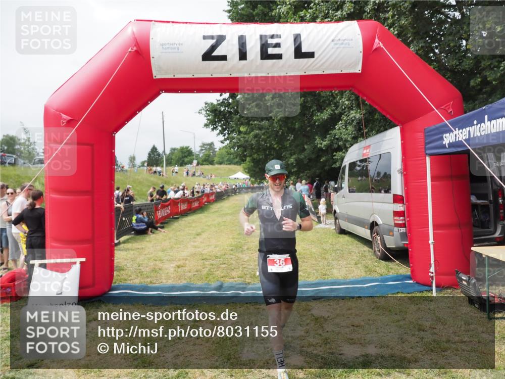 21.06.2025 - 27. Vierlanden-Triathlon MichiJ http://msf.ph/oto/8031155 15.06.2026 12:42:44 Ziel 36 meine-sportfotos.de