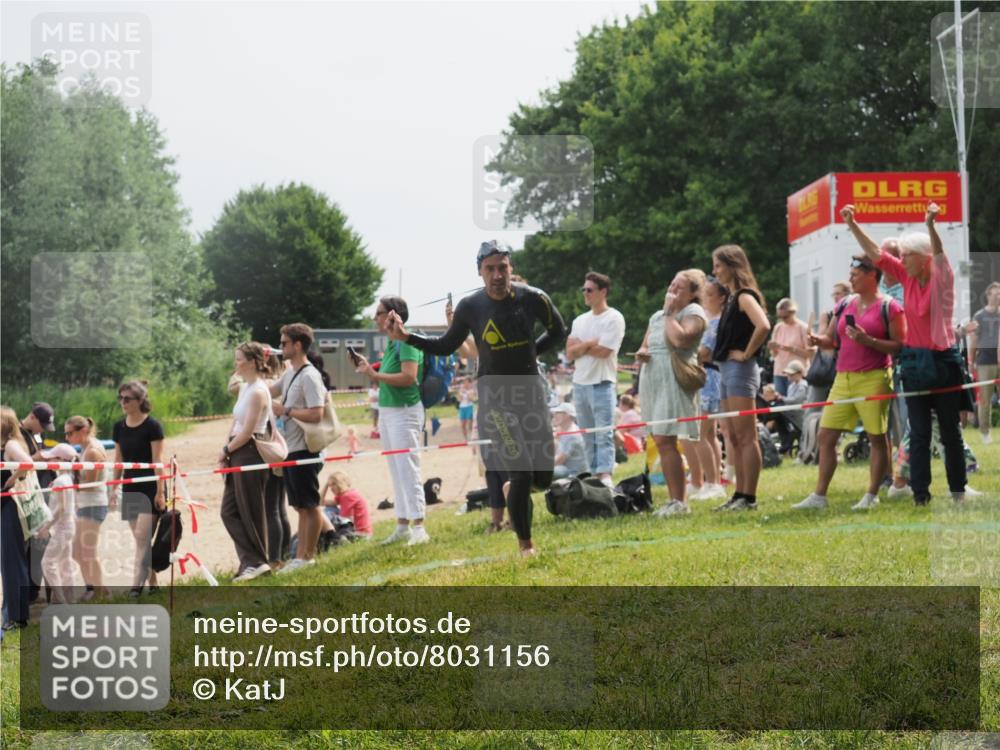 15.06.2025 - 27. Vierlanden-Triathlon KatJ http://msf.ph/oto/8031156 15.06.2025 11:09:08 Schwimmen 811, 816 meine-sportfotos.de
