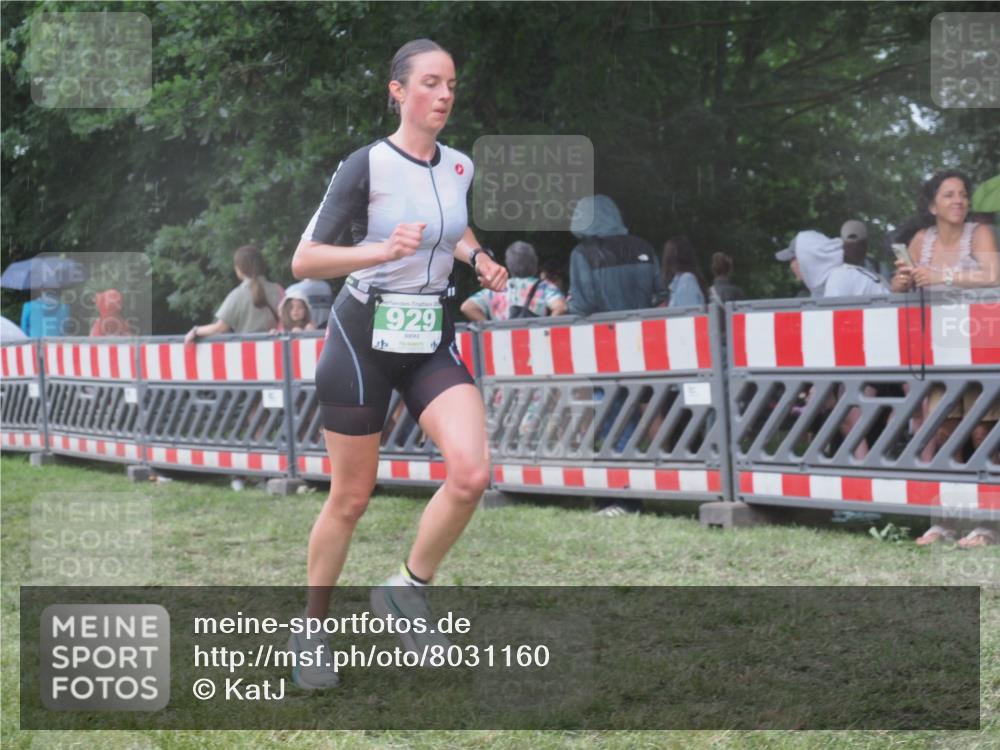 21.06.2025 - 27. Vierlanden-Triathlon KatJ http://msf.ph/oto/8031160 15.06.2025 13:39:50 Ziel 929 meine-sportfotos.de