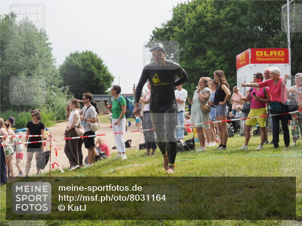 15.06.2025 - 27. Vierlanden-Triathlon KatJ http://msf.ph/oto/8031164 15.06.2025 11:09:09 Schwimmen 811, 816 meine-sportfotos.de