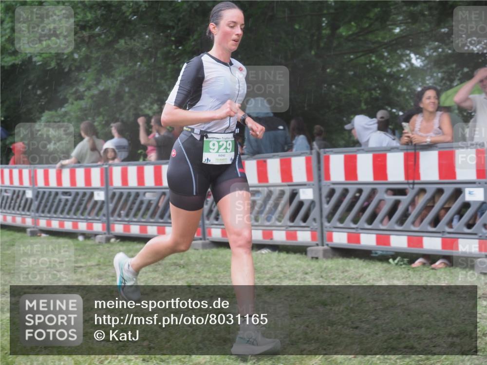 21.06.2025 - 27. Vierlanden-Triathlon KatJ http://msf.ph/oto/8031165 15.06.2025 13:39:50 Ziel 929 meine-sportfotos.de