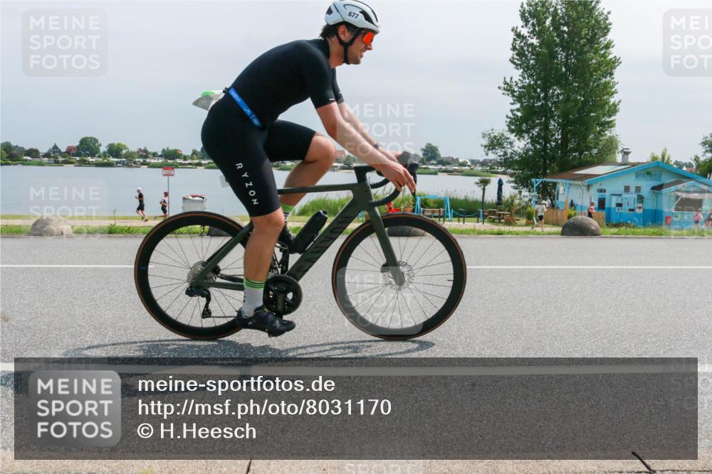 15.06.2025 - 27. Vierlanden-Triathlon H.Heesch http://msf.ph/oto/8031170 15.06.2025 11:32:33 Radfahren 677 meine-sportfotos.de