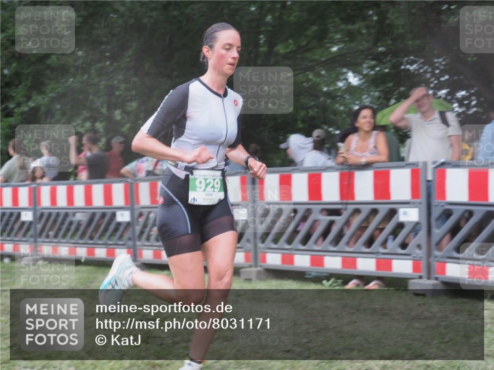 21.06.2025 - 27. Vierlanden-Triathlon KatJ http://msf.ph/oto/8031171 15.06.2025 13:39:50 Ziel 929 meine-sportfotos.de