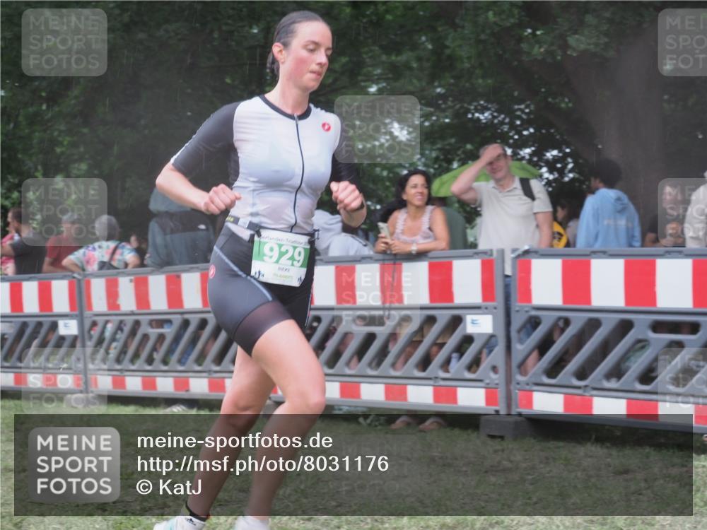 21.06.2025 - 27. Vierlanden-Triathlon KatJ http://msf.ph/oto/8031176 15.06.2025 13:39:50 Ziel 929 meine-sportfotos.de