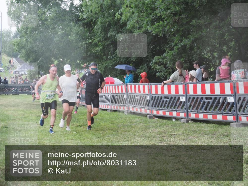 21.06.2025 - 27. Vierlanden-Triathlon KatJ http://msf.ph/oto/8031183 15.06.2025 13:40:07 Ziel 879, 950 meine-sportfotos.de