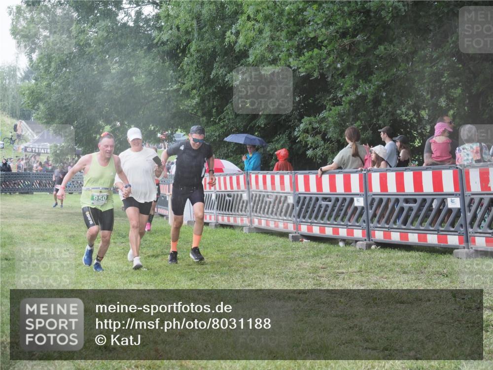 21.06.2025 - 27. Vierlanden-Triathlon KatJ http://msf.ph/oto/8031188 15.06.2025 13:40:08 Ziel 879, 950 meine-sportfotos.de