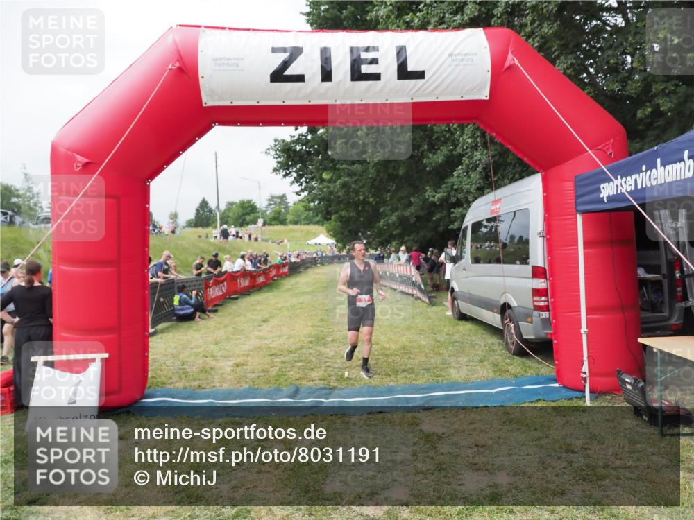 21.06.2025 - 27. Vierlanden-Triathlon MichiJ http://msf.ph/oto/8031191 15.06.2026 12:43:13 Ziel 37 meine-sportfotos.de