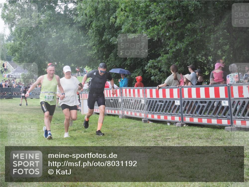 21.06.2025 - 27. Vierlanden-Triathlon KatJ http://msf.ph/oto/8031192 15.06.2025 13:40:08 Ziel 879, 950 meine-sportfotos.de