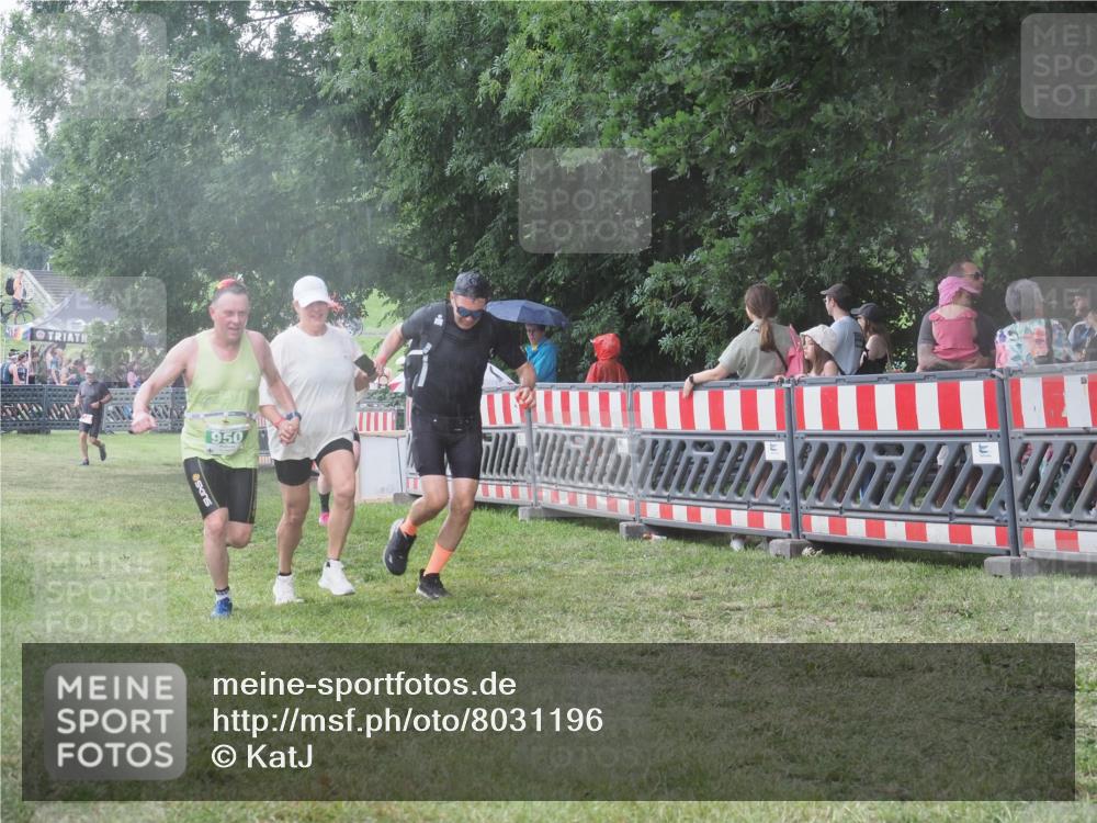 21.06.2025 - 27. Vierlanden-Triathlon KatJ http://msf.ph/oto/8031196 15.06.2025 13:40:08 Ziel 879, 950 meine-sportfotos.de