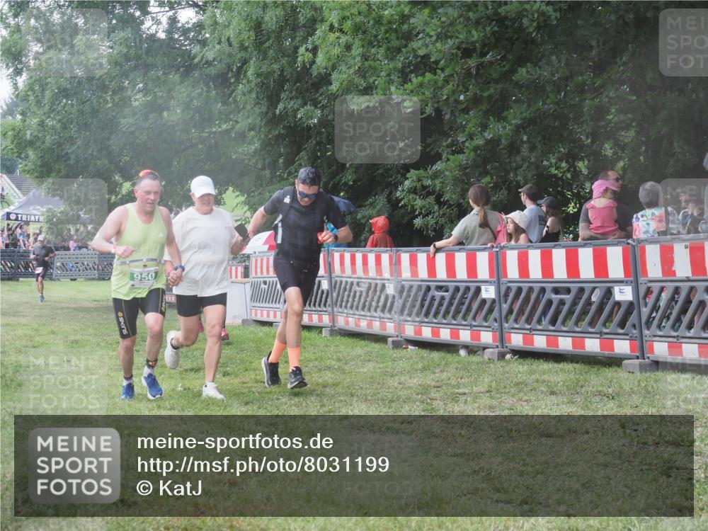21.06.2025 - 27. Vierlanden-Triathlon KatJ http://msf.ph/oto/8031199 15.06.2025 13:40:08 Ziel 879, 950 meine-sportfotos.de