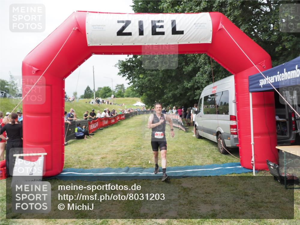 21.06.2025 - 27. Vierlanden-Triathlon MichiJ http://msf.ph/oto/8031203 15.06.2026 12:43:14 Ziel 37 meine-sportfotos.de