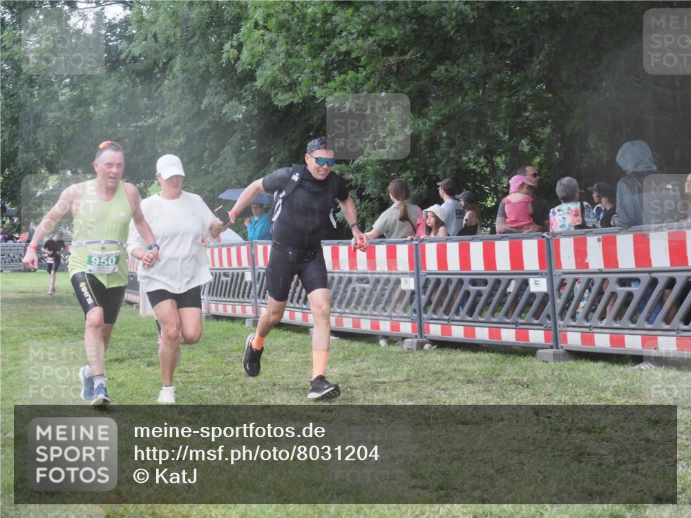 21.06.2025 - 27. Vierlanden-Triathlon KatJ http://msf.ph/oto/8031204 15.06.2025 13:40:08 Ziel 879, 950 meine-sportfotos.de