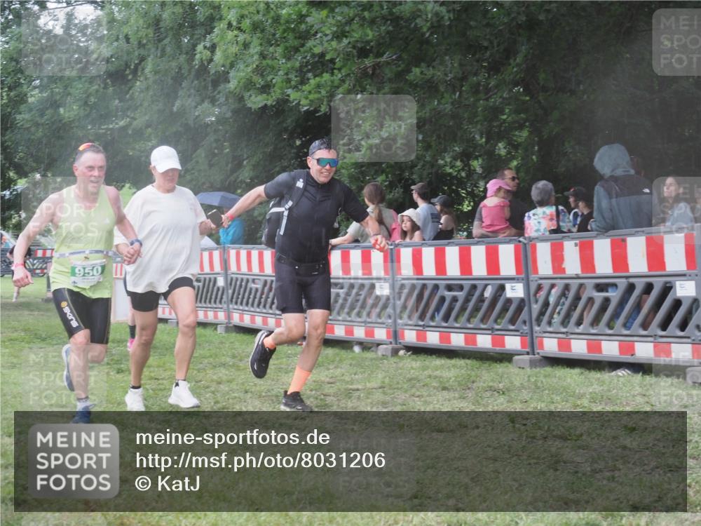 21.06.2025 - 27. Vierlanden-Triathlon KatJ http://msf.ph/oto/8031206 15.06.2025 13:40:08 Ziel 879, 950 meine-sportfotos.de