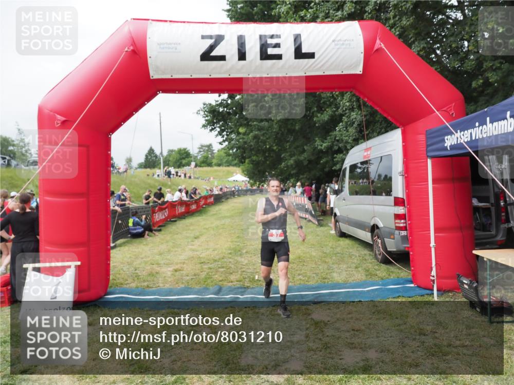 21.06.2025 - 27. Vierlanden-Triathlon MichiJ http://msf.ph/oto/8031210 15.06.2026 12:43:14 Ziel 37 meine-sportfotos.de