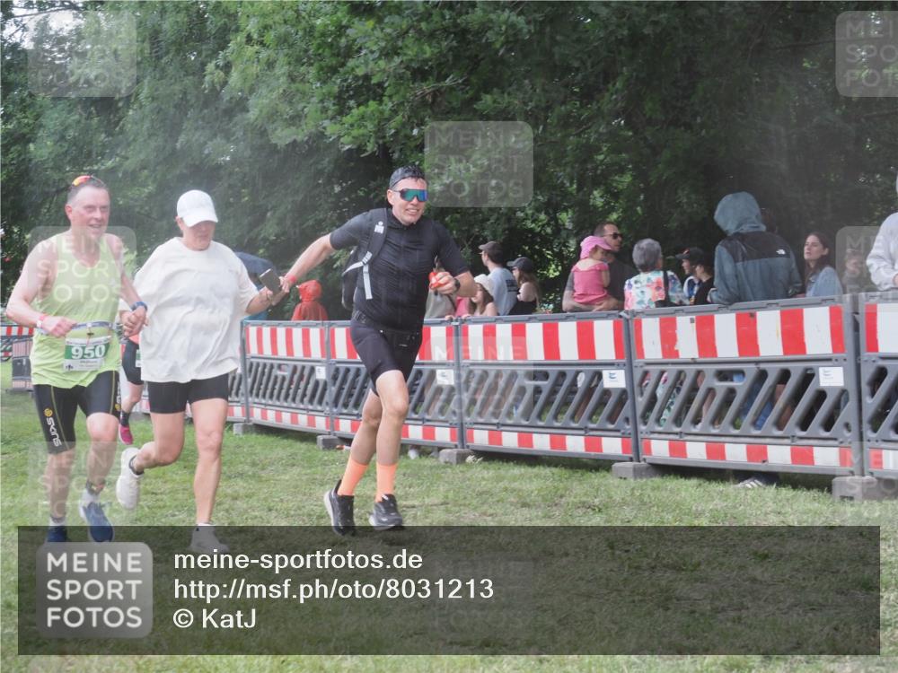 21.06.2025 - 27. Vierlanden-Triathlon KatJ http://msf.ph/oto/8031213 15.06.2025 13:40:09 Ziel 154, 879, 950 meine-sportfotos.de